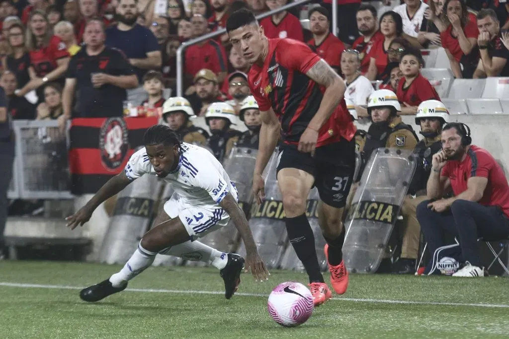 Esquivel, jogador do Athletico-PR, disputa lance com Wesley Gasolina, jogador do Cruzeiro (Foto: Gabriel Machado/AGIF)