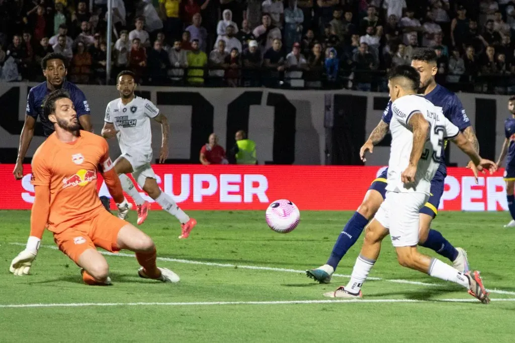 Almada, jogador do Botafogo, durante partida contra o Bragantino (Foto: Joisel Amaral/AGIF)