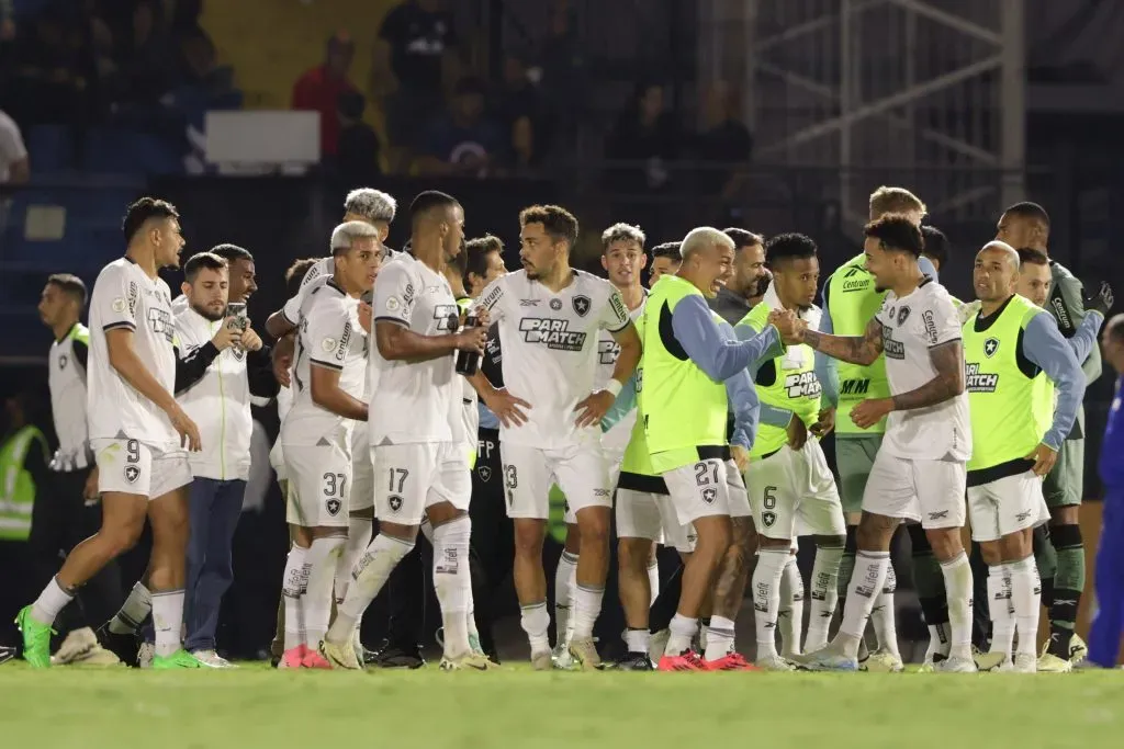 Jogadores do Botafogo comemorando vitória contra o Bragantino no Brasileirão 2024. Foto: Joisel Amaral/AGIF