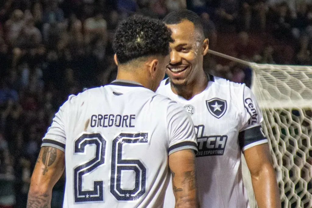 Gregore jogador do Botafogo comemora seu gol durante partida contra o Bragantino no estadio Nabi Abi Chedid pelo campeonato Brasileiro A 2024. Foto: Joisel Amaral/AGIF