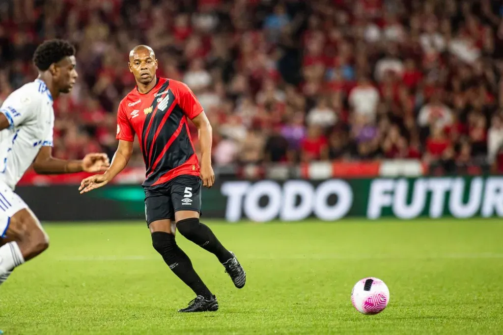 Fernandinho durante partida contra o Cruzeiro pelo Campeonato Brasileiro A 2024. Foto: Luis Garcia/AGIF