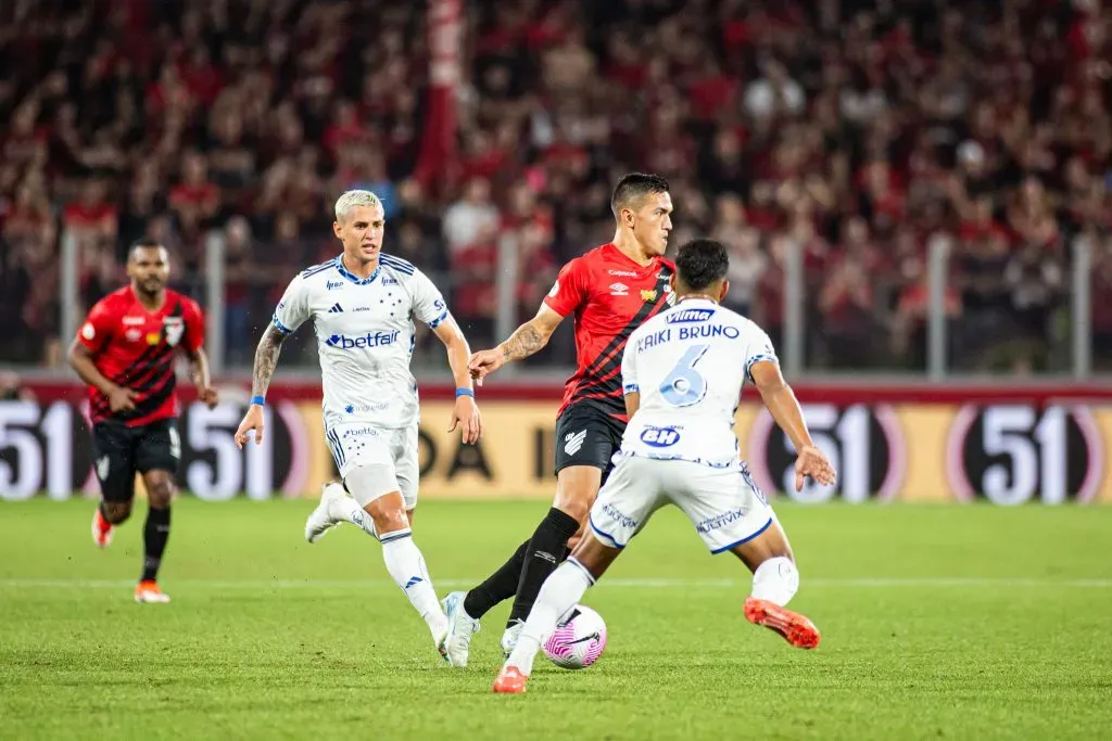 Jogadores do Cruzeiro durante confronto contra o Athletico no Brasileirão 2024. Foto: Luis Garcia/AGIF