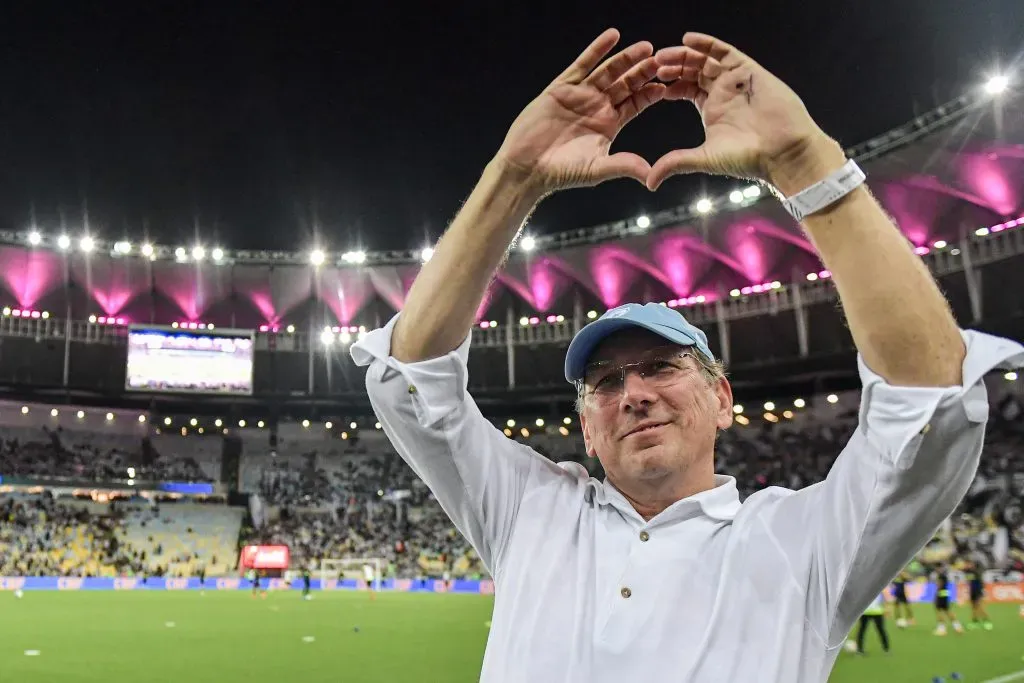 John Textor, dono do Botafogo, interagindo com a torcida do clube. Foto: Thiago Ribeiro/AGIF