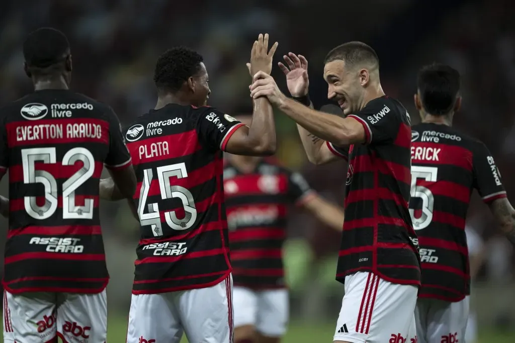 Plata, jogador do Flamengo, comemora seu gol com Leo Ortiz durante partida contra o Juventude (Foto: Jorge Rodrigues/AGIF)