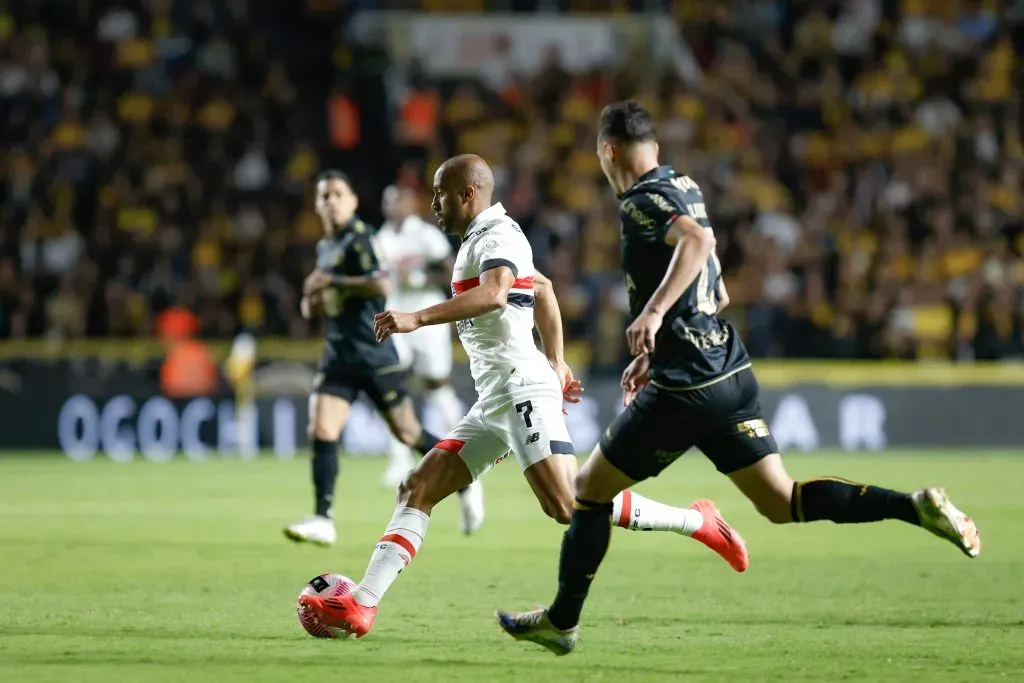 Lucas Moura, jogador do São Paulo, durante partida contra o Criciúma (Foto: Leonardo Hubbe/AGIF)