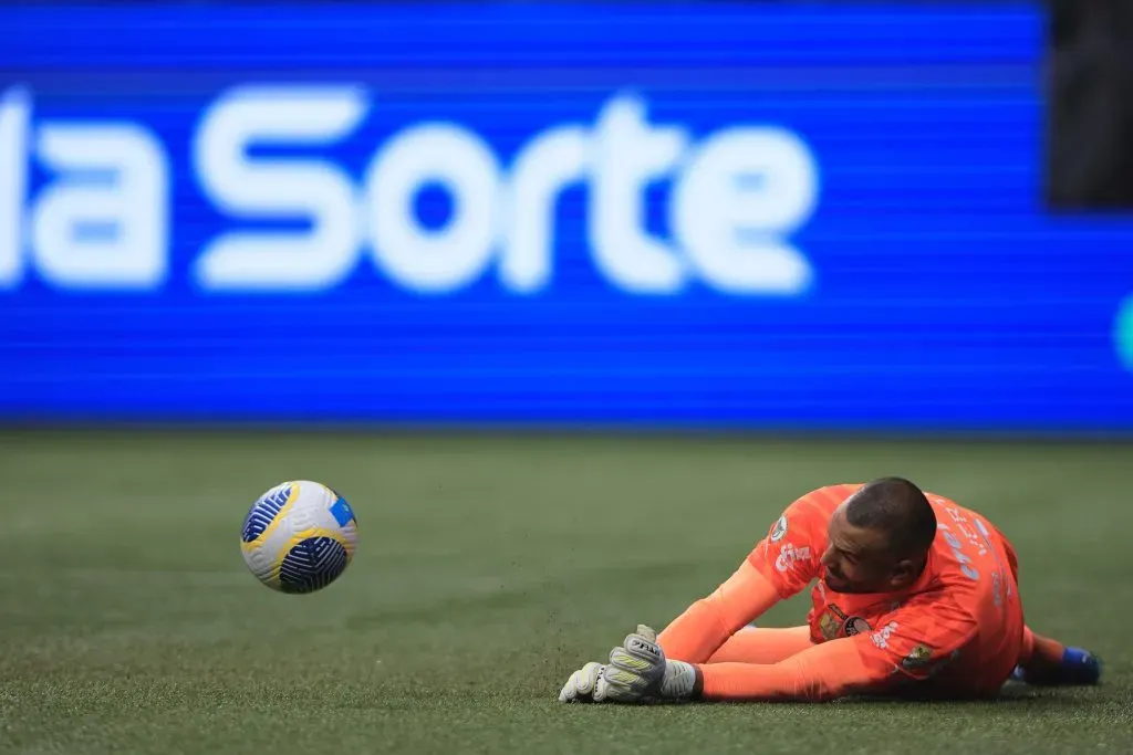 Weverton, goleiro do Palmeiras, em ação no Brasileirão Betano. Foto: Ettore Chiereguini/AGIF