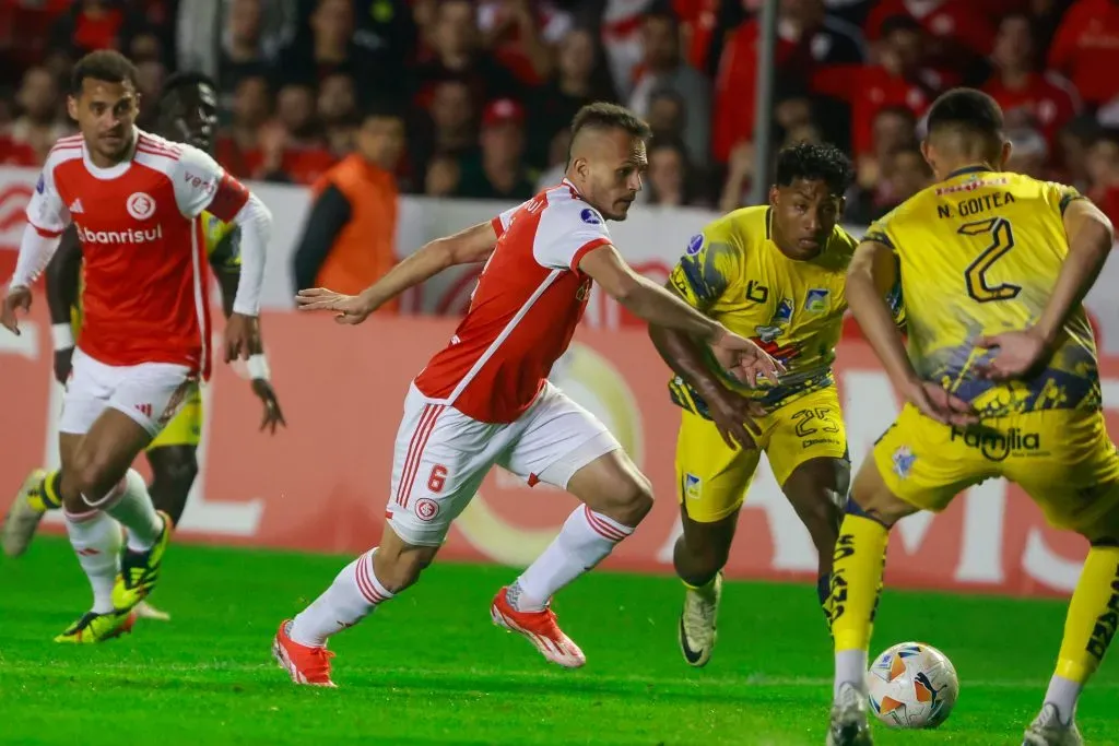 Renê, jogador do Internacional, lamenta durante partida contra o Delfin (Foto: Luiz Erbes/AGIF)