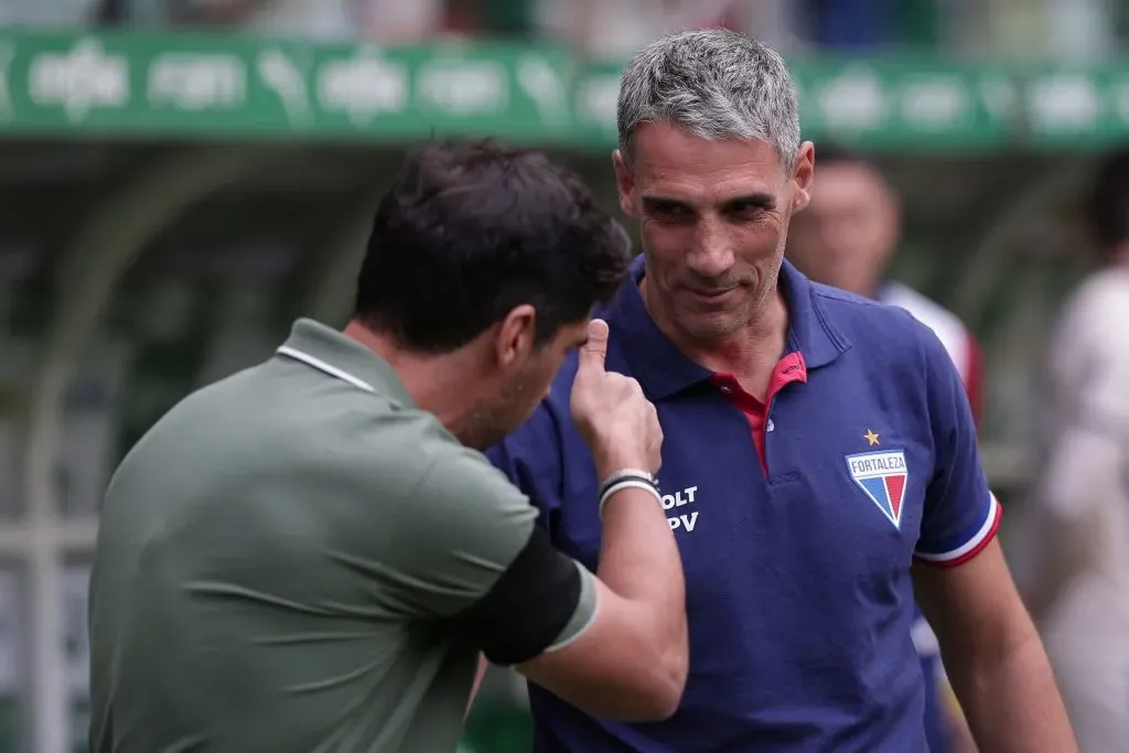 Abel Ferreira e Juan Pablo Vojvoda durante confronto entre Palmeiras x Fortaleza no Brasileirão 2024. Foto: Ettore Chiereguini/AGIF