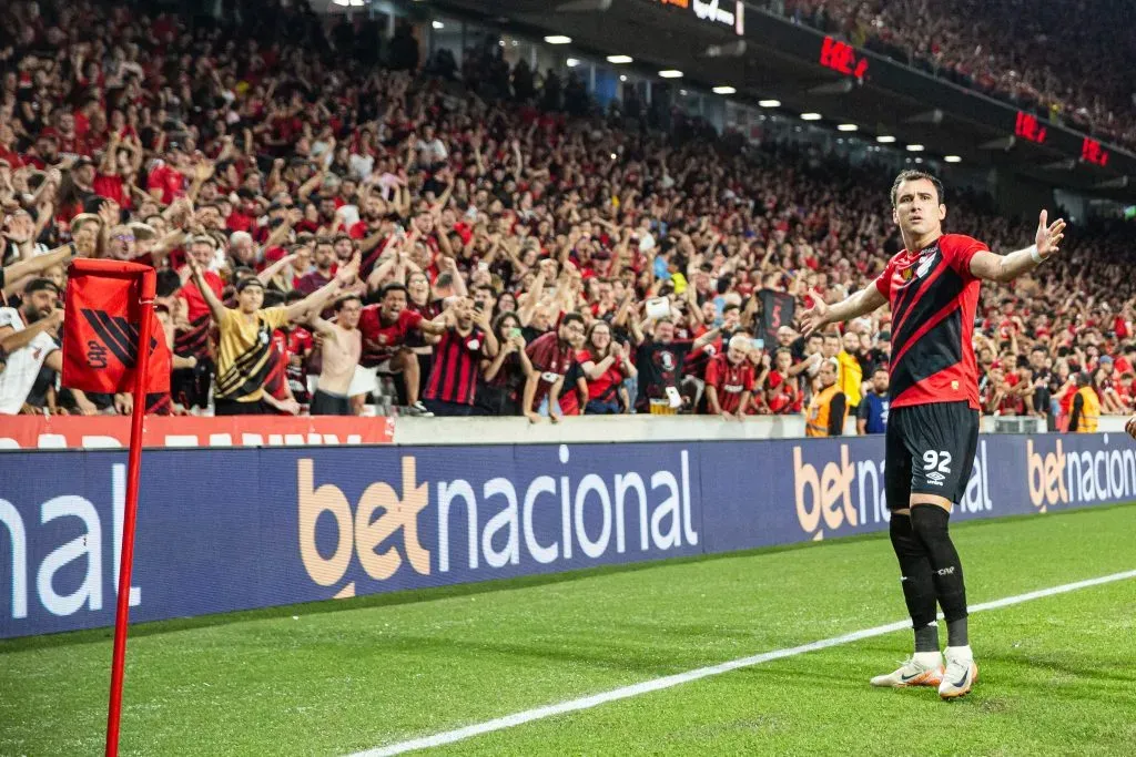 Pablo comemorando seu gol com a torcida do Athletico. Foto: Luis Garcia/AGIF