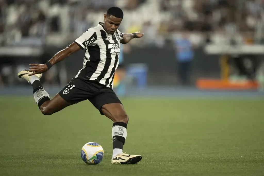 Junior Santos jogador do Botafogo durante partida contra o Vitoria no estadio Engenhao pelo campeonato Copa Do Brasil 2024. Foto: Jorge Rodrigues/AGIF