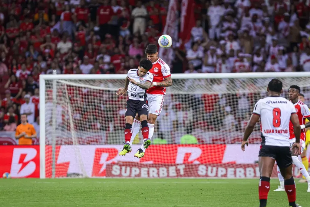 Rômulo, jogador do Internacional, disputa lance com Matheuzinho, jogador do Vitoria (Foto: Maxi Franzoi/AGIF)