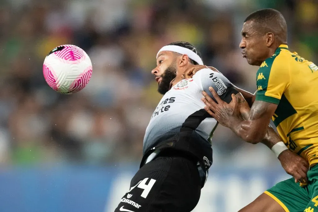 Marllon, jogador do Cuiabá, disputa lance com Depay, jogador do Corinthians, durante partida (Foto: Gil Gomes/AGIF)