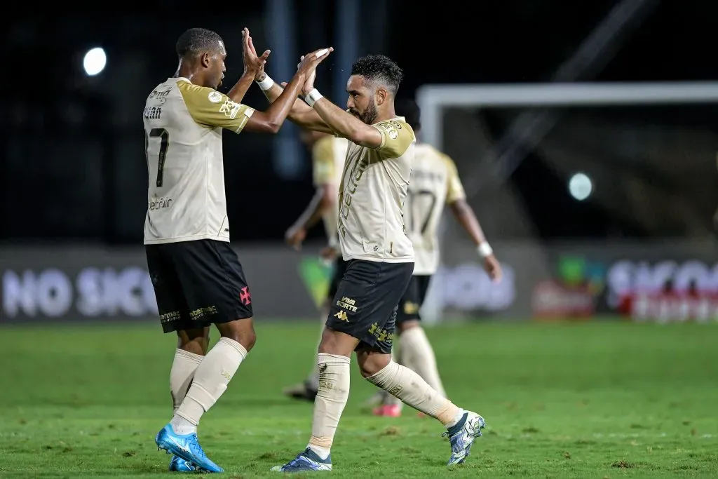 Payet, jogador do Vasco, comemora seu gol com Rayan, jogador da sua equipe durante partida contra o Bahia (Foto: Thiago Ribeiro/AGIF)