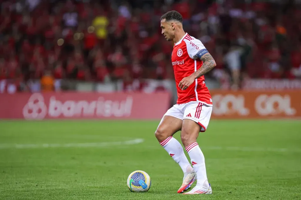 Alan Patrick, meio-campo do Internacional, em ação pelo Brasileirão Betano. Foto: Maxi Franzoi/AGIF