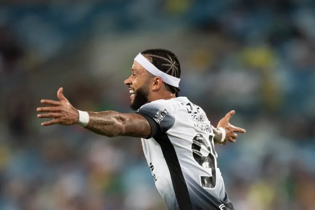 Depay comemorando gol durante partida contra o Cuiabá no Campeonato Brasileiro 2024. Foto: Gil Gomes/AGIF