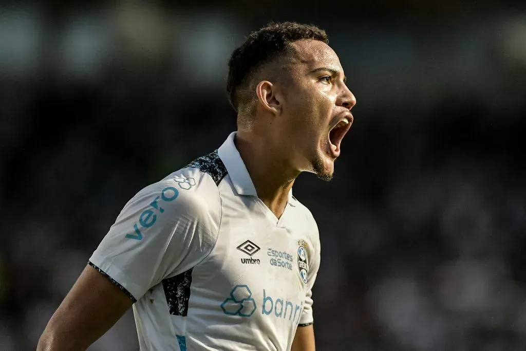 Gustavo Martins jogador do Gremio comemora seu gol durante partida contra o Vasco no estadio Sao Januario pelo campeonato Brasileiro A 2024. Foto: Thiago Ribeiro/AGIF