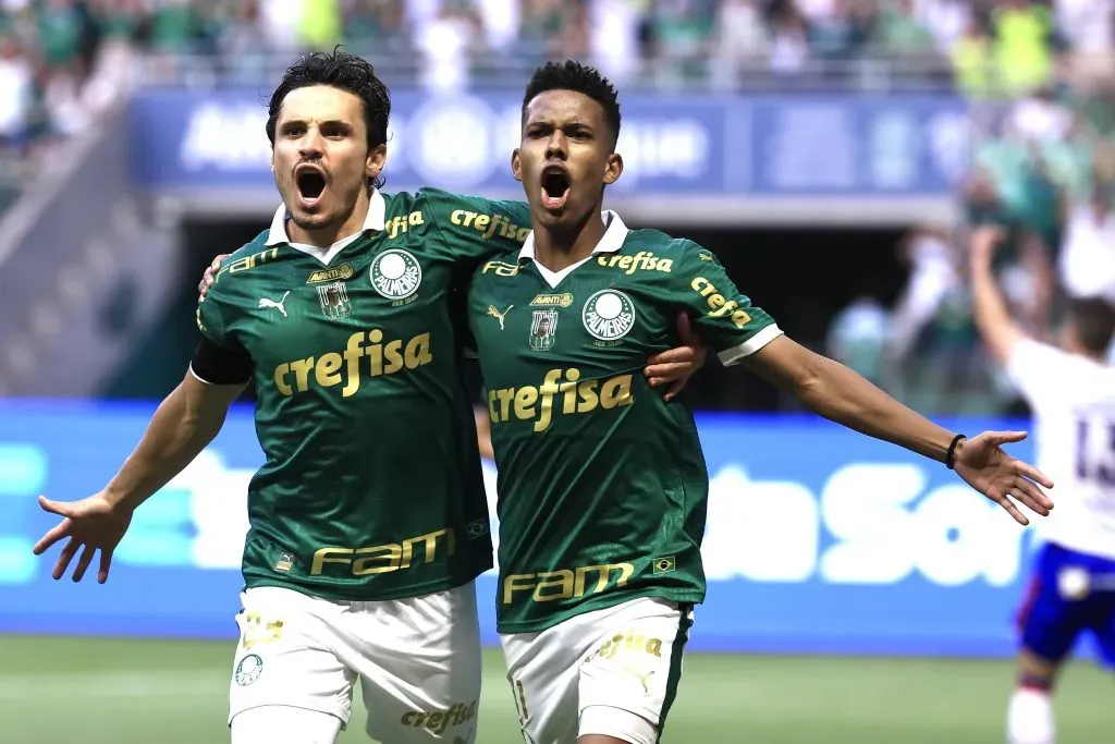 Estevão jogador do Palmeiras comemora seu gol com Raphael Veiga jogador da sua equipe durante partida contra o Fortaleza na Arena Allianz Parque pelo campeonato Brasileiro A 2024. Foto: Marcello Zambrana/AGIF