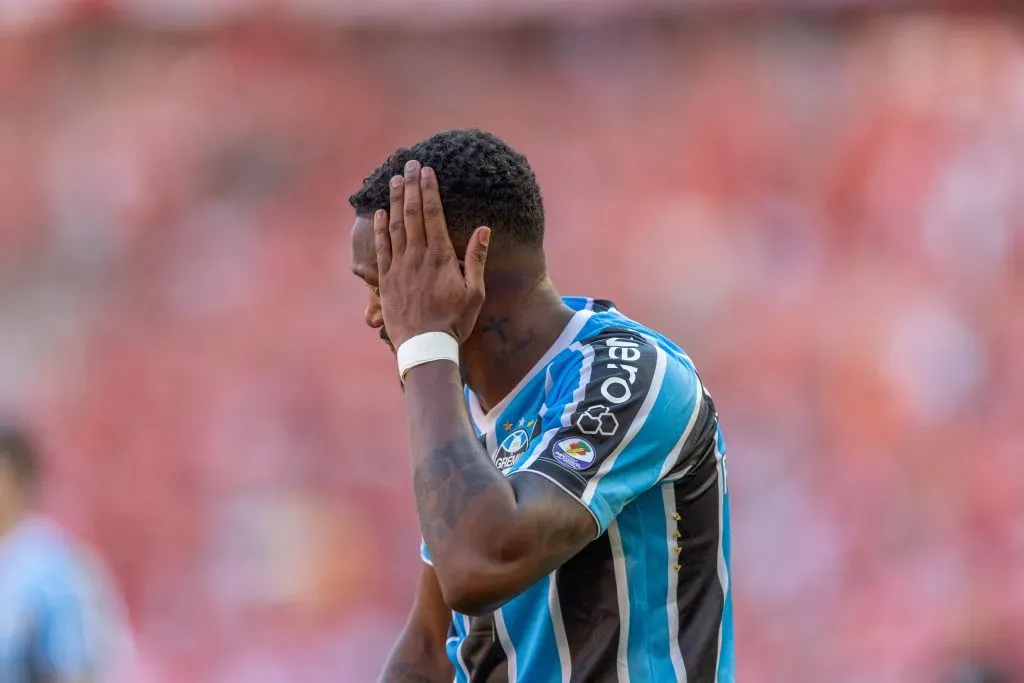 Edenilson jogador do Gremio lamenta durante partida contra o Internacional no estadio Beira-Rio pelo campeonato Brasileiro A 2024. Foto: Liamara Polli/AGIF