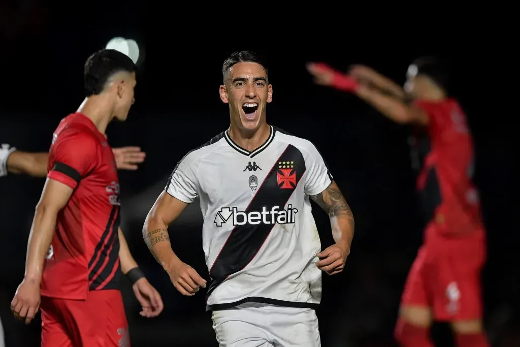 RJ – RIO DE JANEIRO – 29/08/2024 – BRASILEIRO A 2024, VASCO X ATHLETICO-PR – Puma Rodriguez jogador do Vasco comemora seu gol durante partida contra o Athletico-PR no estadio Sao Januario pelo campeonato Brasileiro A 2024. Foto: Thiago Ribeiro/AGIF