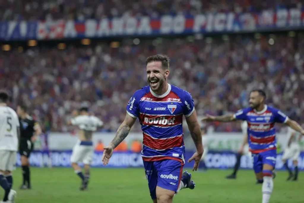 CE – FORTALEZA – 21/08/2024 – COPA SUL-AMERICANA 2024, FORTALEZA X ROSARIO CENTRAL – Sasha jogador do Fortaleza comemora seu gol durante partida contra o Rosario Central no estadio Arena Castelao pelo campeonato Copa Sul-Americana 2024. Foto: Lucas Emanuel/AGIF