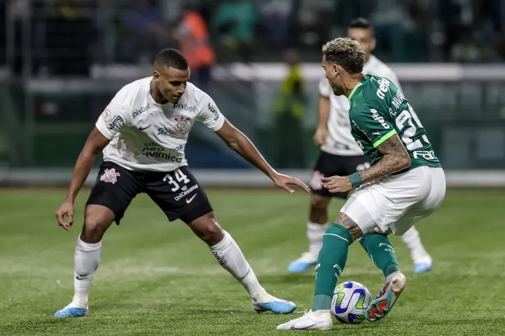 Murillo em ação com a camisa do Corinthians, contra o Palmeiras, no Brasileirão Betano de 2023. Foto: Marcello Zambrana/AGIF