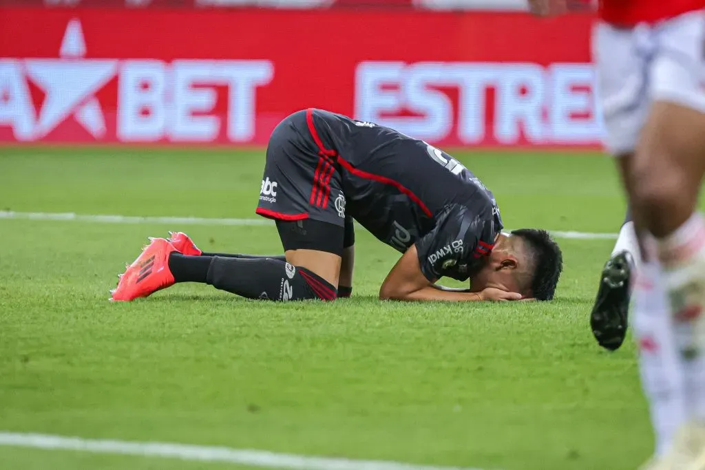 RS – PORTO ALEGRE – 30/10/2024 – BRASILEIRO A 2024, INTERNACIONAL X FLAMENGO – Alcaraz lamentando gol perdido. Foto: Maxi Franzoi/AGIF