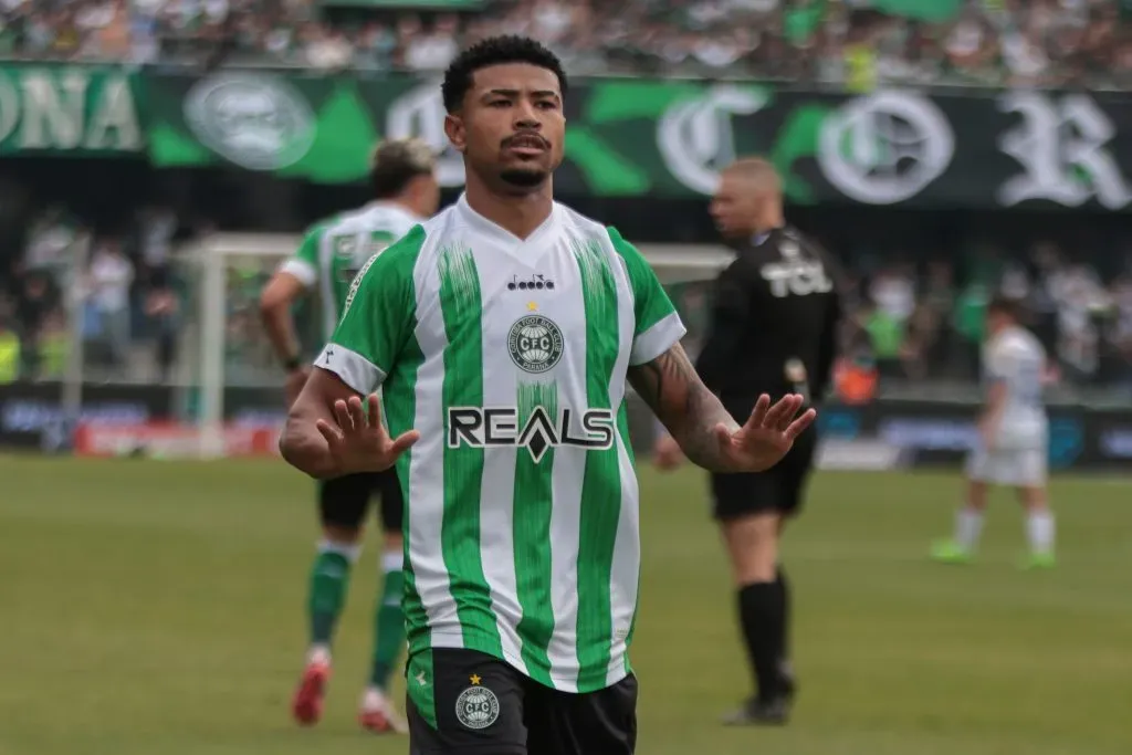 Lucas Ronier, jogador do Coritiba, comemora seu gol durante partida contra o Paysandu (Foto: Robson Mafra/AGIF)