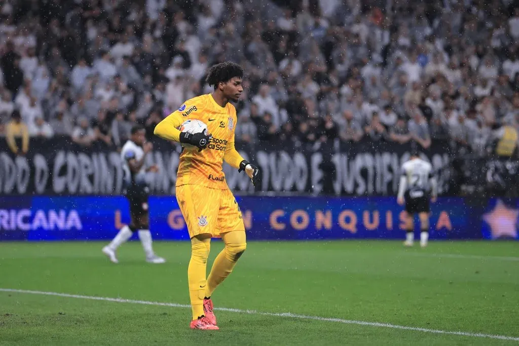 Hugo Souza goleiro do Corinthians durante partida contra o Racing na Arena Corinthians pelo campeonato Copa Sul-Americana 2024. Foto: Ettore Chiereguini/AGIF