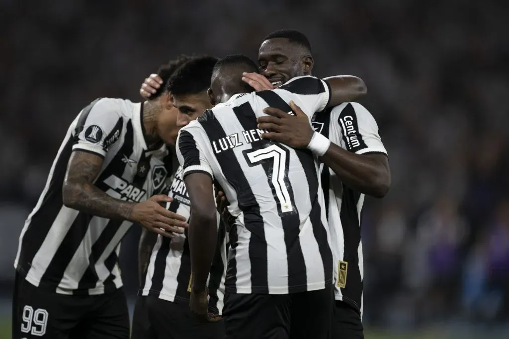 RJ – RIO DE JANEIRO – 23/10/2024 – COPA LIBERTADORES 2024, BOTAFOGO X PENAROL – Luiz Henrique jogador do Botafogo comemora seu gol com jogadores do seu time durante partida contra o Penarol no estadio Engenhao pelo campeonato Copa Libertadores 2024. Foto: Jorge Rodrigues/AGIF