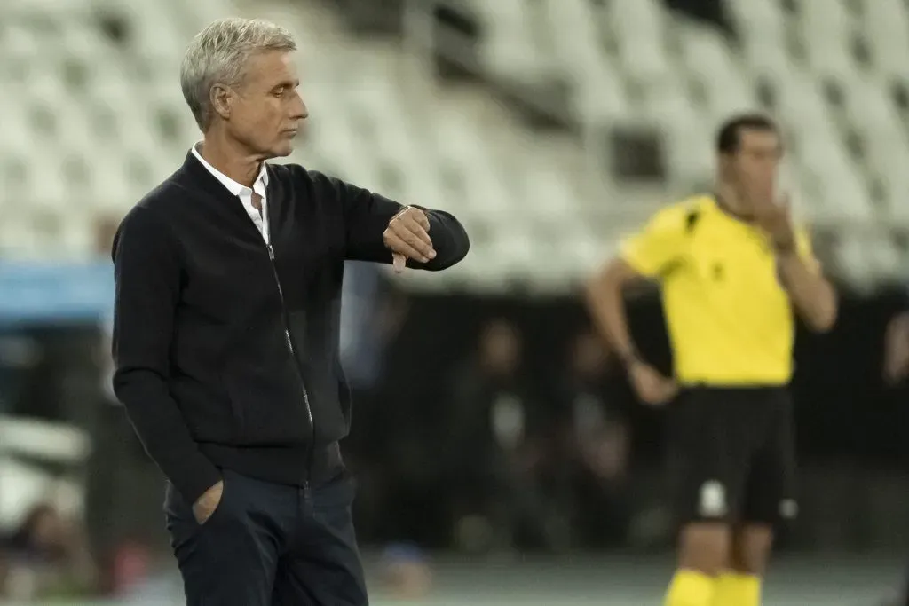 Luís Castro, comandando o Botafogo, durante partida contra o Magallanes (Foto: Jorge Rodrigues/AGIF)