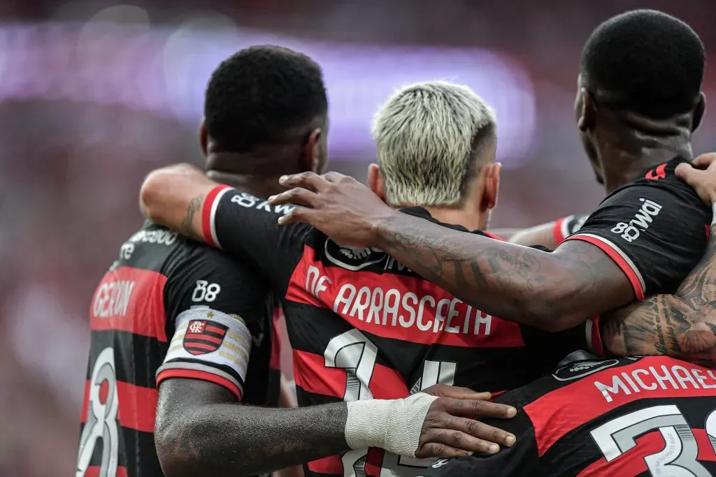 Arrascaeta, jogador do Flamengo, comemora seu gol com jogadores do seu time (Foto: Thiago Ribeiro/AGIF)