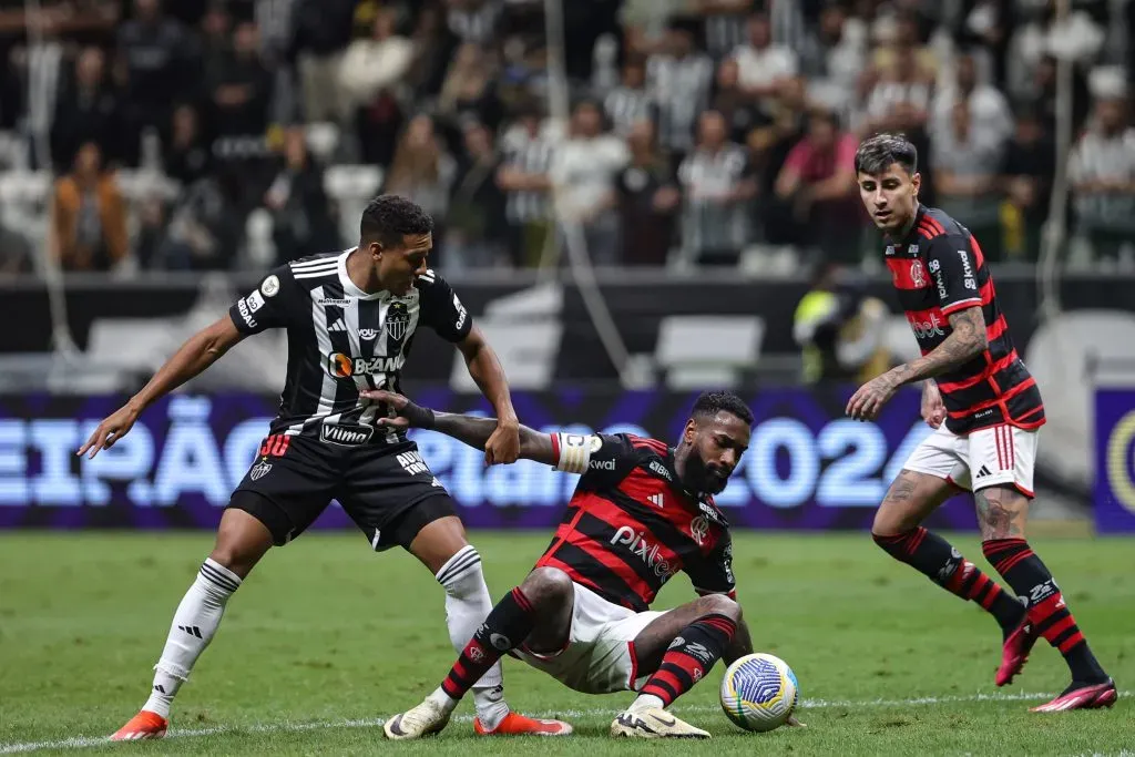 MG – BELO HORIZONTE – 03/07/2024 – BRASILEIRO A 2024, ATLETICO-MG X FLAMENGO – Gerson jogador do Flamengo durante partida contra o Atletico-MG no estadio Arena MRV pelo campeonato Brasileiro A 2024. Foto: Gilson Lobo/AGIF