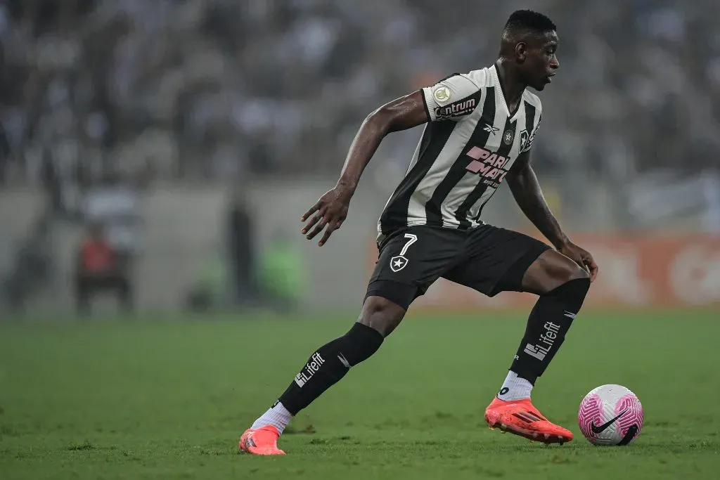 Luiz Henrique durante partida contra o Criciúma no Campeonato Brasileiro A 2024. Foto: Thiago Ribeiro/AGIF