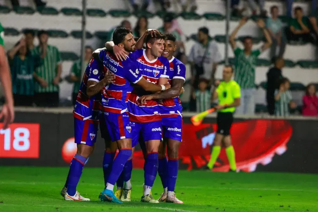 RS – CAXIAS DO SUL – 02/11/2024 – BRASILEIRO A 2024, JUVENTUDE X FORTALEZA – Kuscevic jogador do Fortaleza comemora seu gol com jogadores do seu time durante partida contra o Juventude no estadio Alfredo Jaconi pelo campeonato Brasileiro A 2024. Foto: Luiz Erbes/AGIF