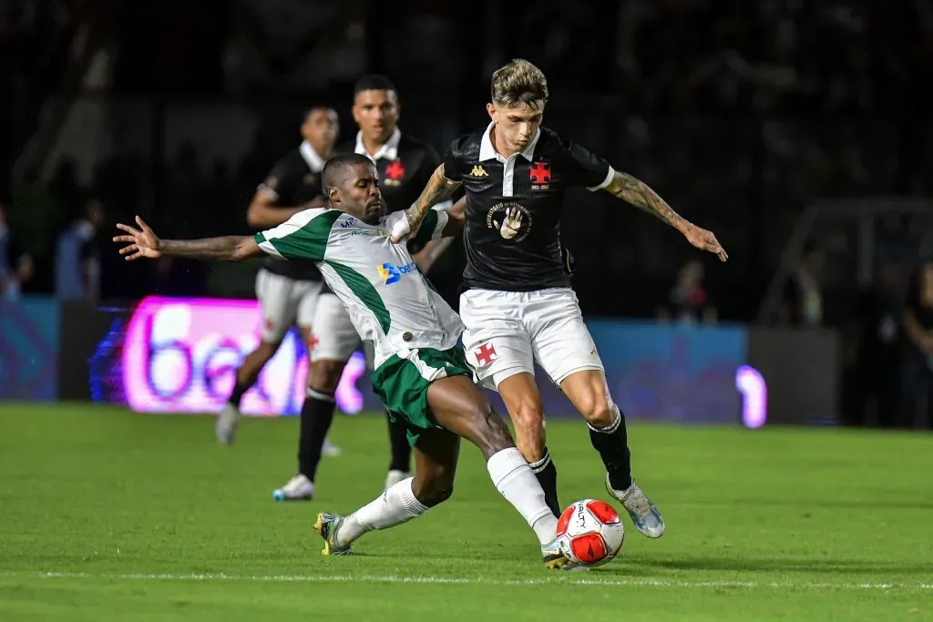 Luca Orellano em ação com a camisa do Vasco, pelo Campeonato Carioca de 2024, contra o Boa Vista. Foto: Thiago Ribeiro/AGIF