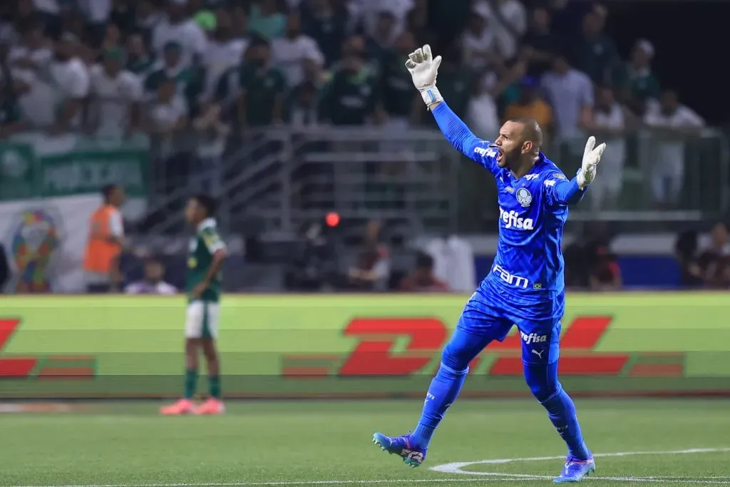 Weverton reclamando com a arbitragem durante partida contra o Botafogo na Copa Libertadores 2024. Foto: Marcello Zambrana/AGIF