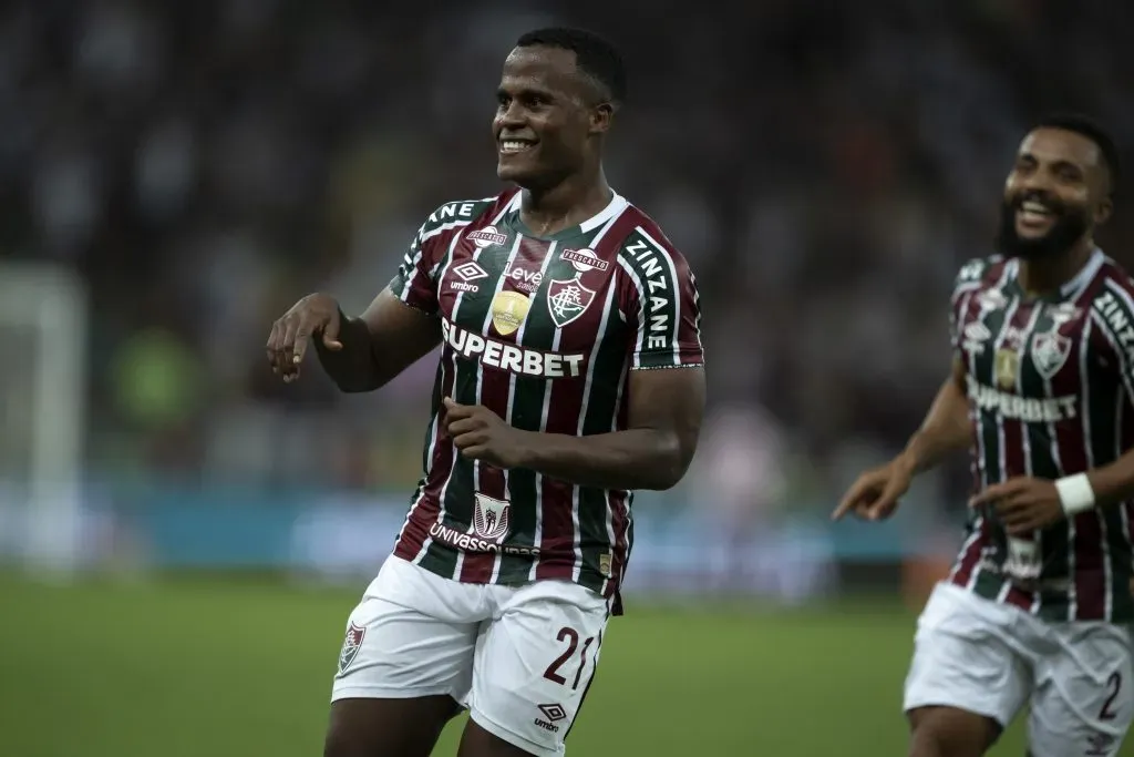 Jhon Arias, jogador do Fluminense, comemora seu gol durante partida contra o Grêmio (Foto: Jorge Rodrigues/AGIF)