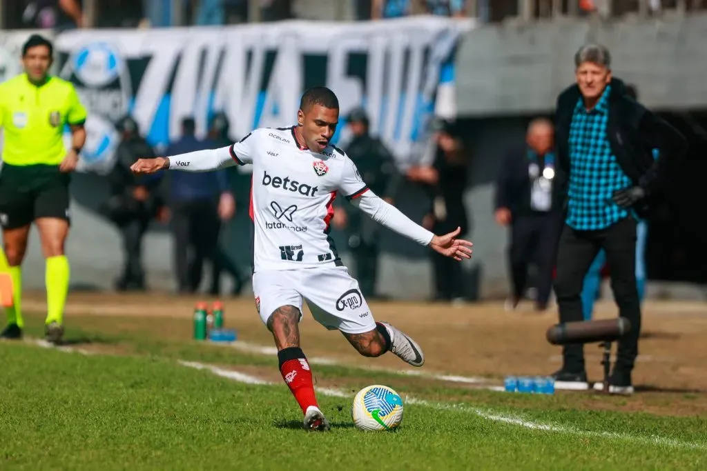 Lucas Esteves, jogador do Vitória, durante partida contra o Gremio (Foto: Luiz Erbes/AGIF)