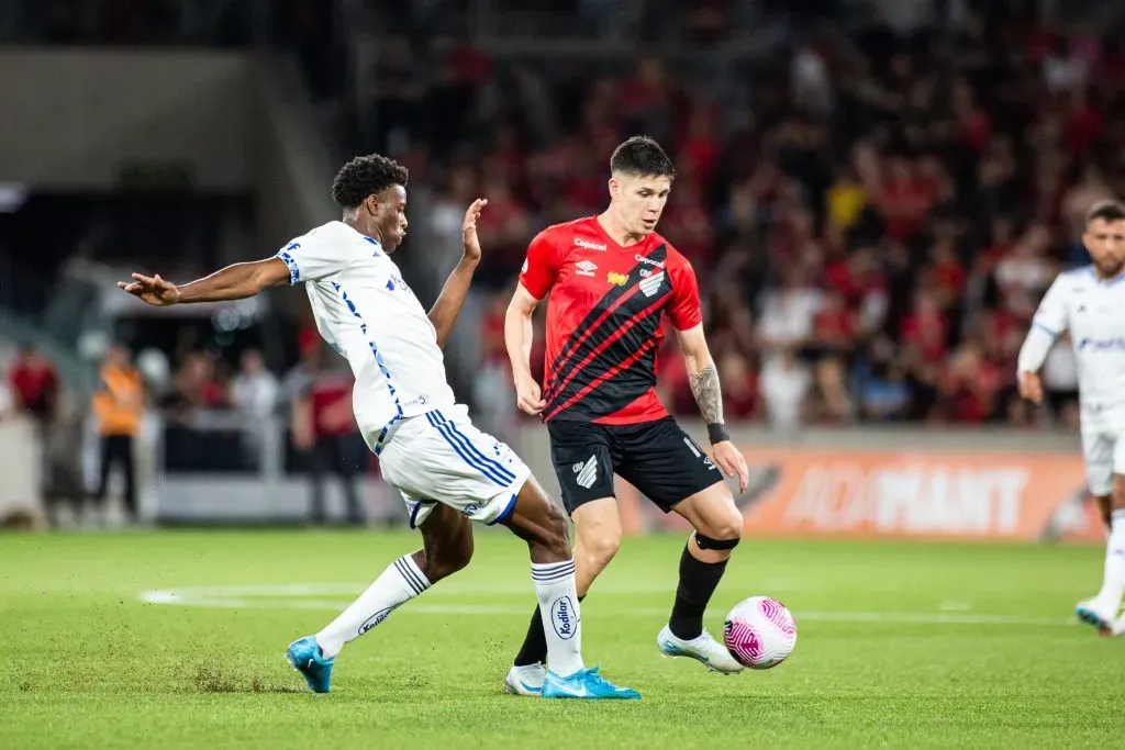 Zapelli disputando lance com Wesley Gasolina, do Cruzeiro, durante partida no Campeonato Brasileiro A 2024. Foto: Luis Garcia/AGIF