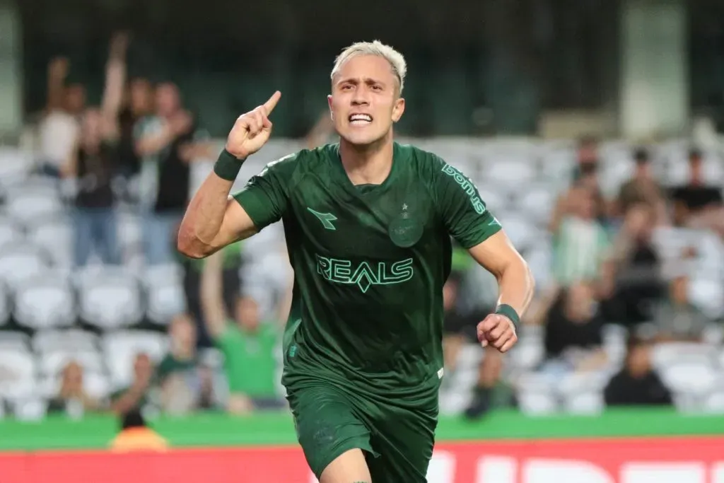 Matheus Frizzo comemorando gol durante partida contra o CRB no Campeonato Brasileiro B 2024. Foto: Robson Mafra/AGIF