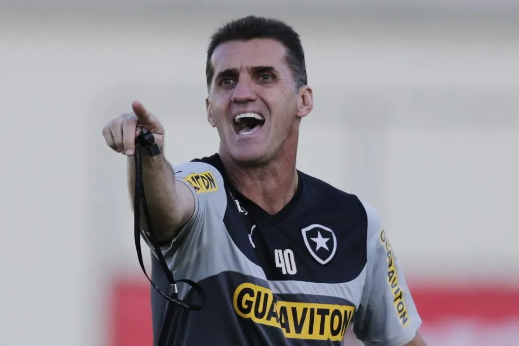 Vagner Mancini durante treino do Botafogo no campo anexo do estádio Engenhão.  – Foto: Paulo Campos/AGIF