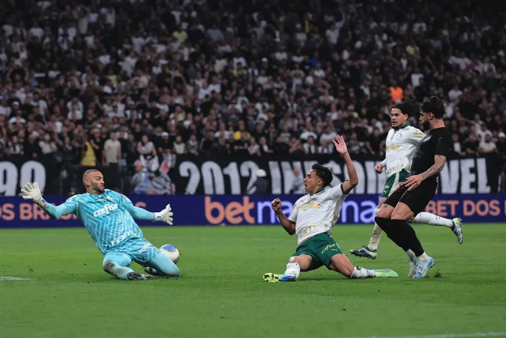 Yuri Alberto, jogador do Corinthians, disputa lance com Weverton, jogador do Palmeiras, durante partida (Foto: Ettore Chiereguini/AGIF)