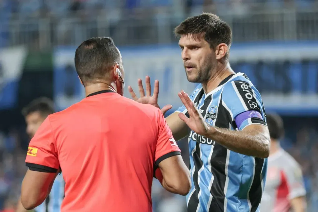 Walter Kannemann jogador do Gremio reclama com a arbitragem durante partida contra o Estudiantes no estadio Couto Pereira pelo campeonato Copa Libertadores 2024. Foto: Robson Mafra/AGIF