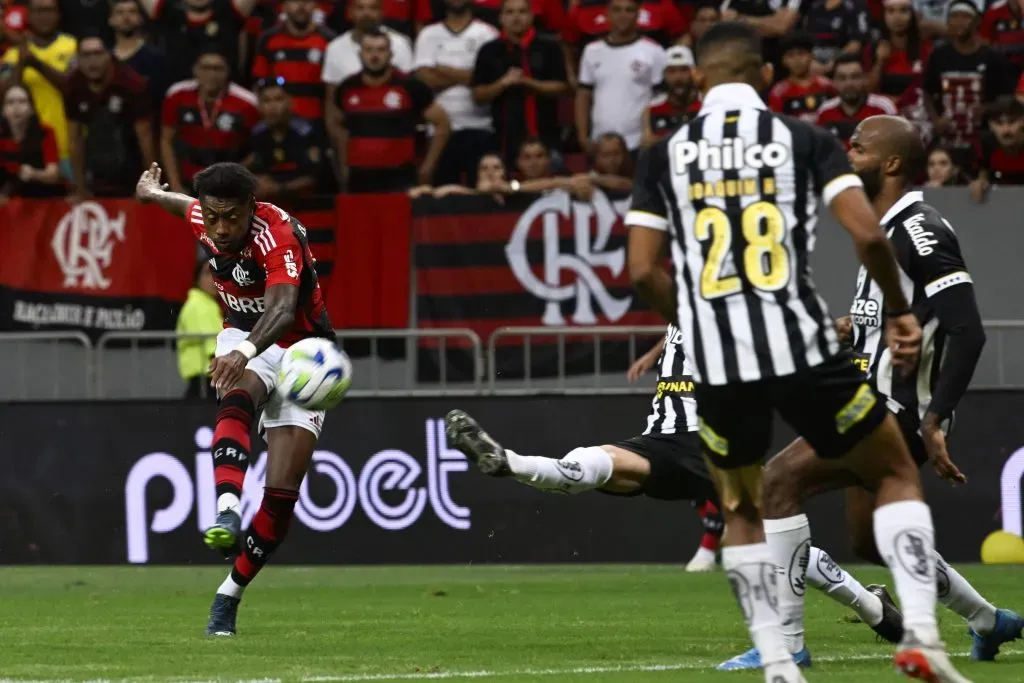 DF – BRASILIA – 01/11/2023 – BRASILEIRO A 2023, FLAMENGO X SANTOS – Bruno Henrique jogador do Flamengo durante partida contra o Santos no estadio Mane Garrincha pelo campeonato Brasileiro A 2023. Foto: Mateus Bonomi/AGIF