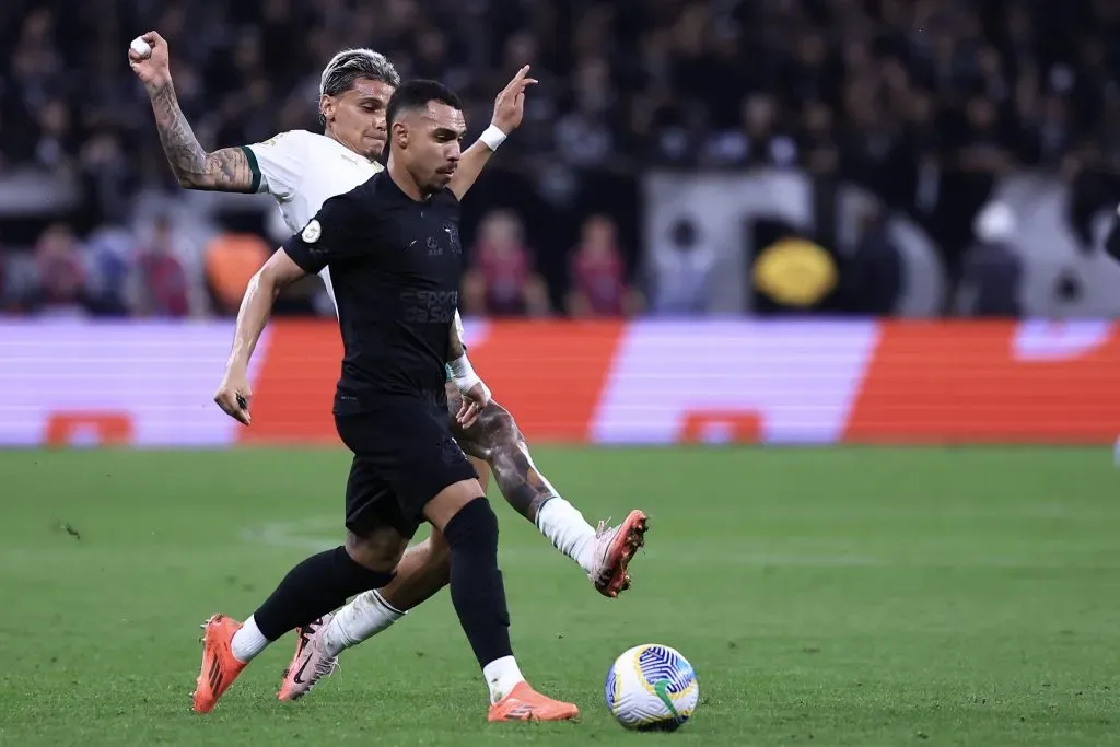 Matheuzinho disputando lance com Richard Rios durante clássico contra o Palmeiras Campeonato Brasileiro 2024. Foto: Marcello Zambrana/AGIF