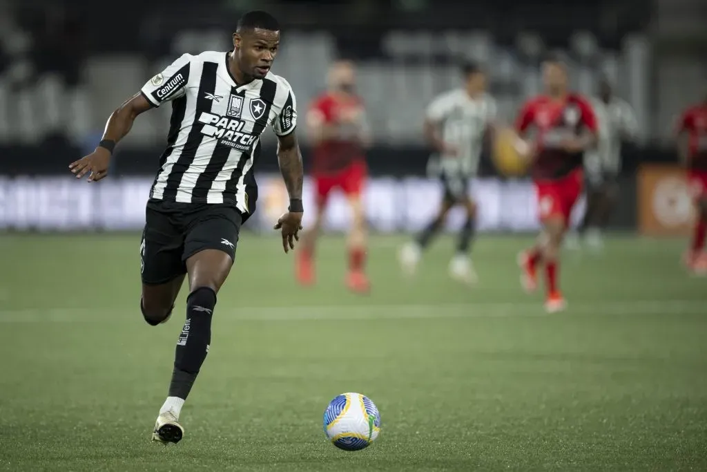 Junior Santos jogador do Botafogo durante partida contra o Athletico-PR no Nilton Santos pelo campeonato Brasileiro A 2024. Foto: Jorge Rodrigues/AGIF