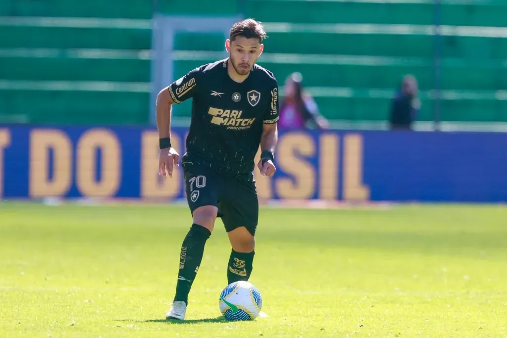 Oscar Romero jogador do Botafogo durante partida contra o Juventude no estádio Alfredo Jaconi pelo campeonato Brasileiro A 2024. Foto: Luiz Erbes/AGIF