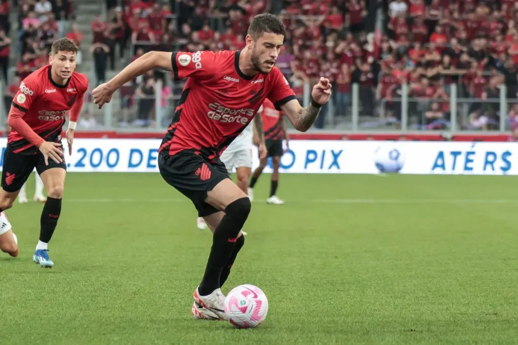 Romulo jogador do Athletico-PR durante partida contra o São Paulo na Ligga Arena pelo campeonato Brasileiro A  de 2023. Foto: Robson Mafra/AGIF