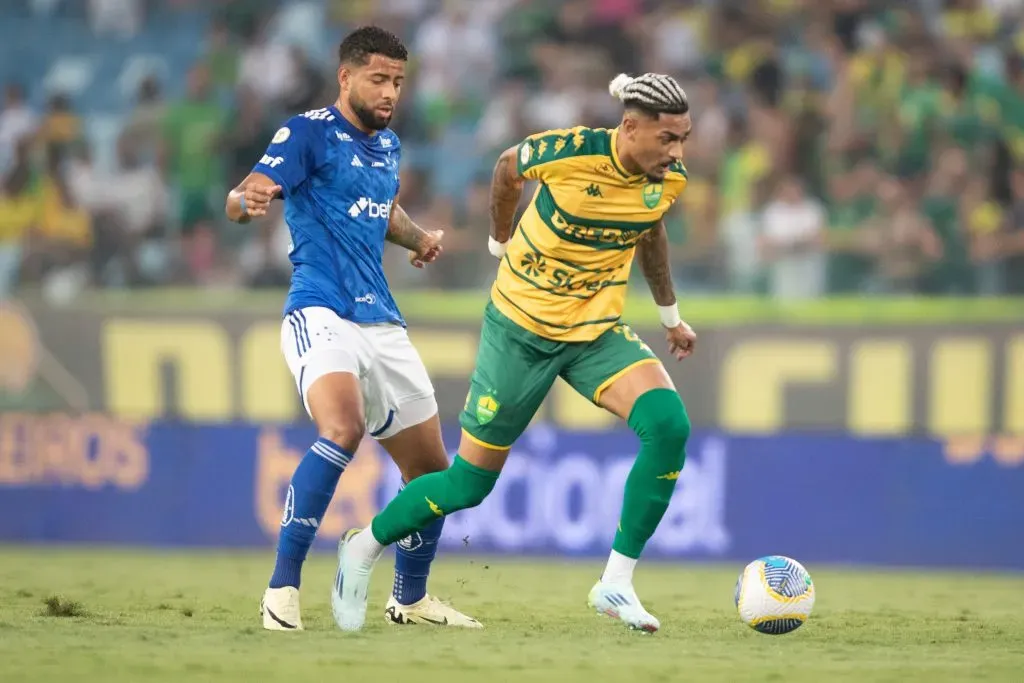 Derik Lacerda jogador do Cuiabá disputa lance com Joao Marcelo jogador do Cruzeiro durante partida na Arena Pantanal pelo Campeonato Brasileiro A 2024. Foto: Gil Gomes/AGIF