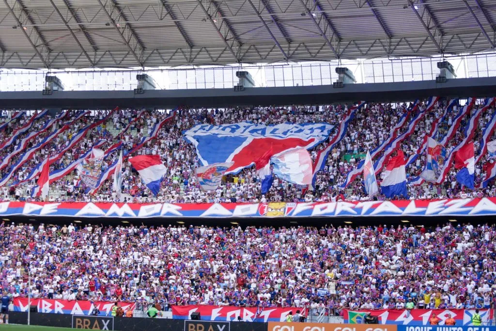 Torcida do Fortaleza durante partida contra Criciúma na Arena Castelão pelo Campeonato Brasileiro A 2024. Foto: Lucas Emanuel/AGIF